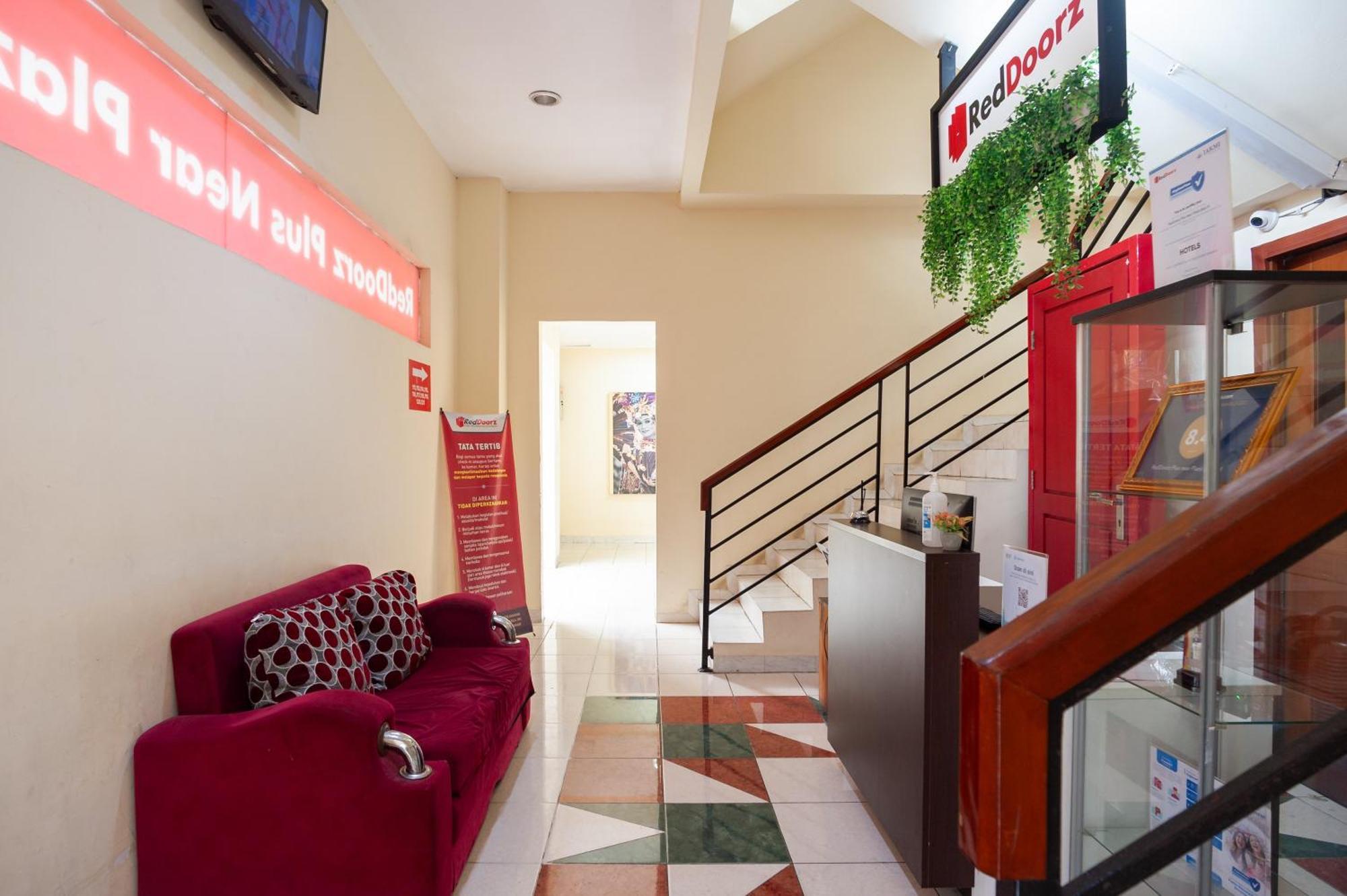 Reddoorz Plus Near Plaza Blok M Jakarta Kültér fotó