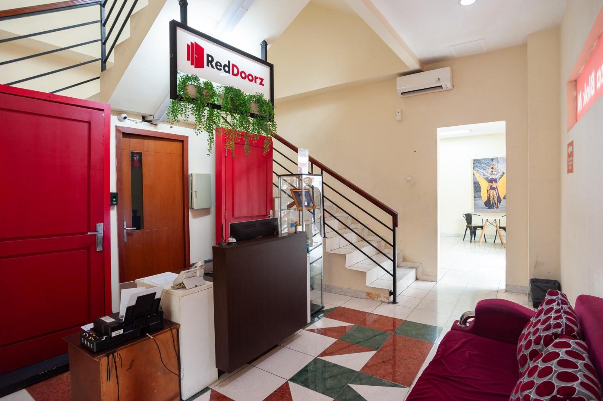 Reddoorz Plus Near Plaza Blok M Jakarta Kültér fotó