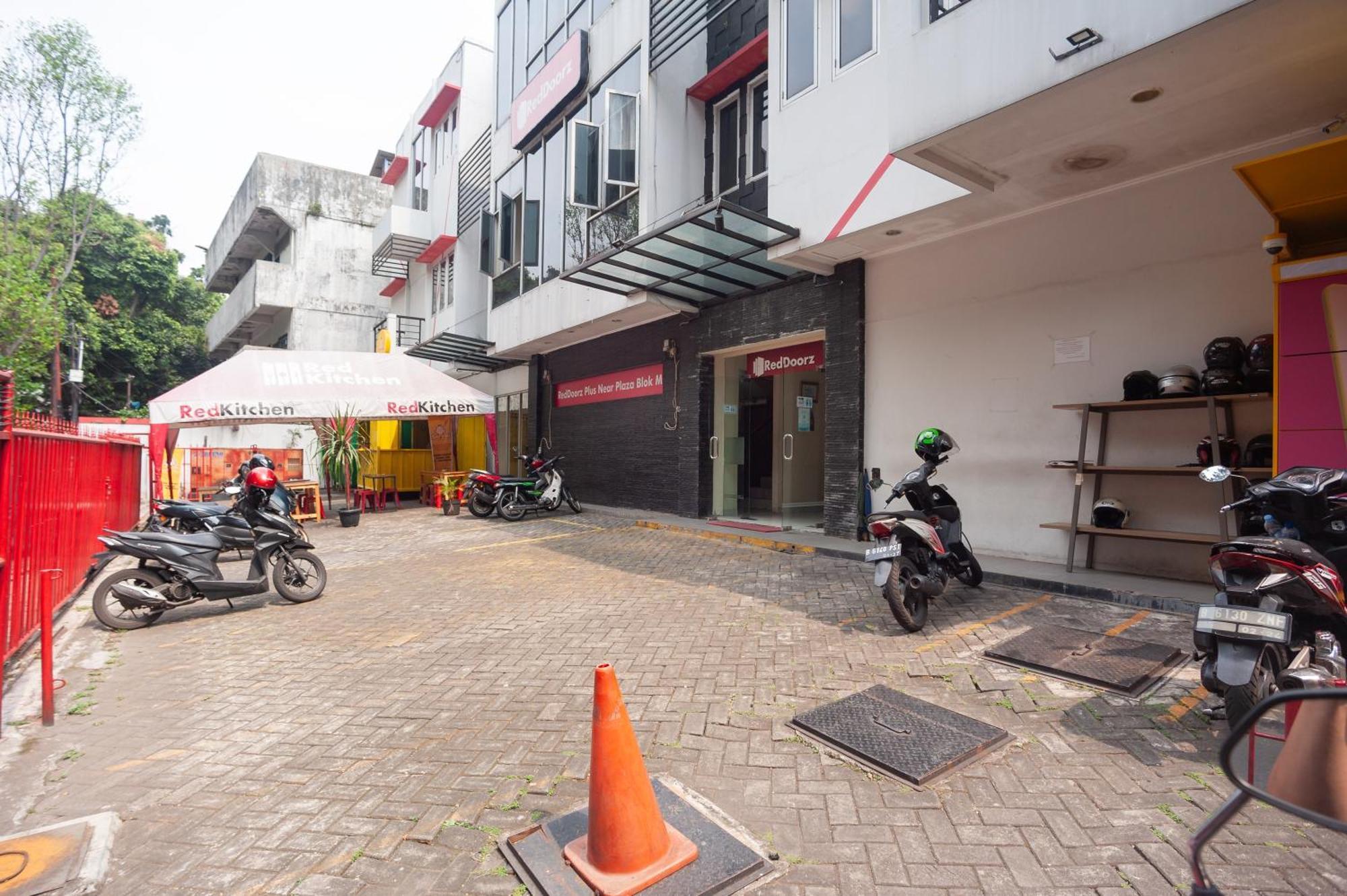 Reddoorz Plus Near Plaza Blok M Jakarta Kültér fotó