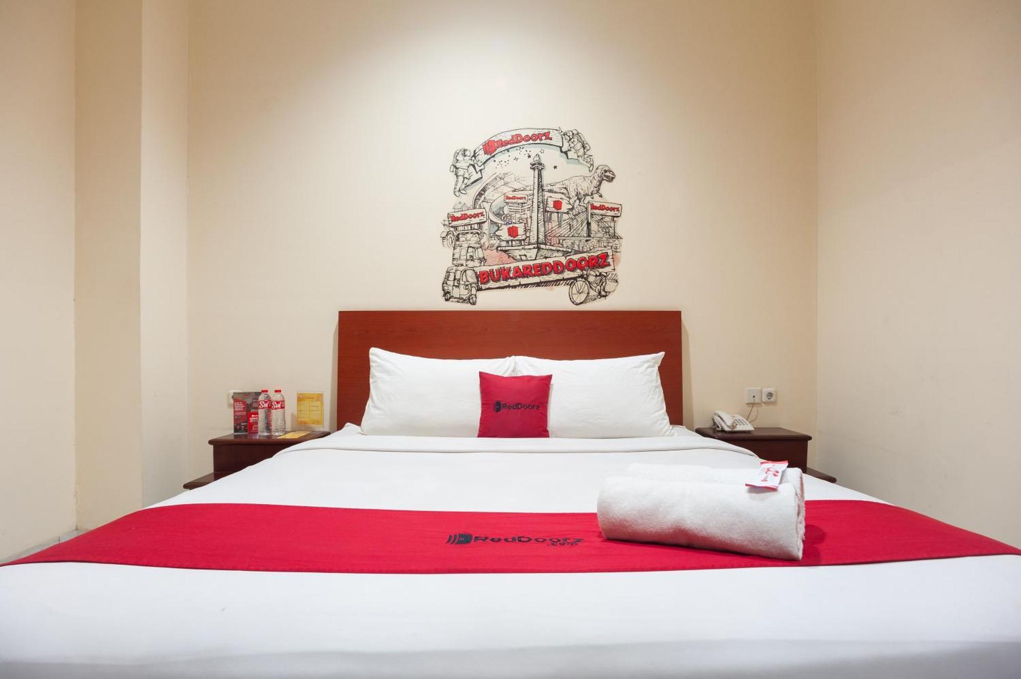 Reddoorz Plus Near Plaza Blok M Jakarta Kültér fotó