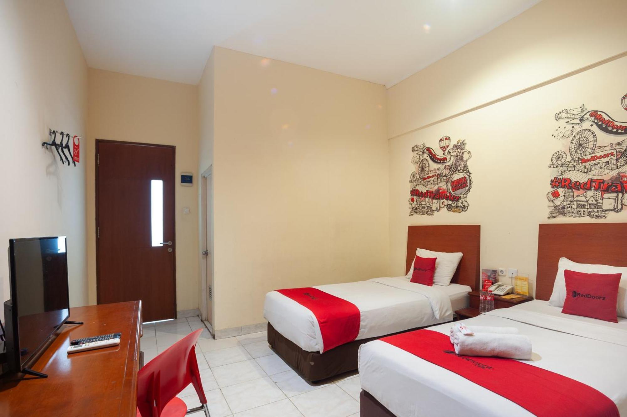 Reddoorz Plus Near Plaza Blok M Jakarta Kültér fotó