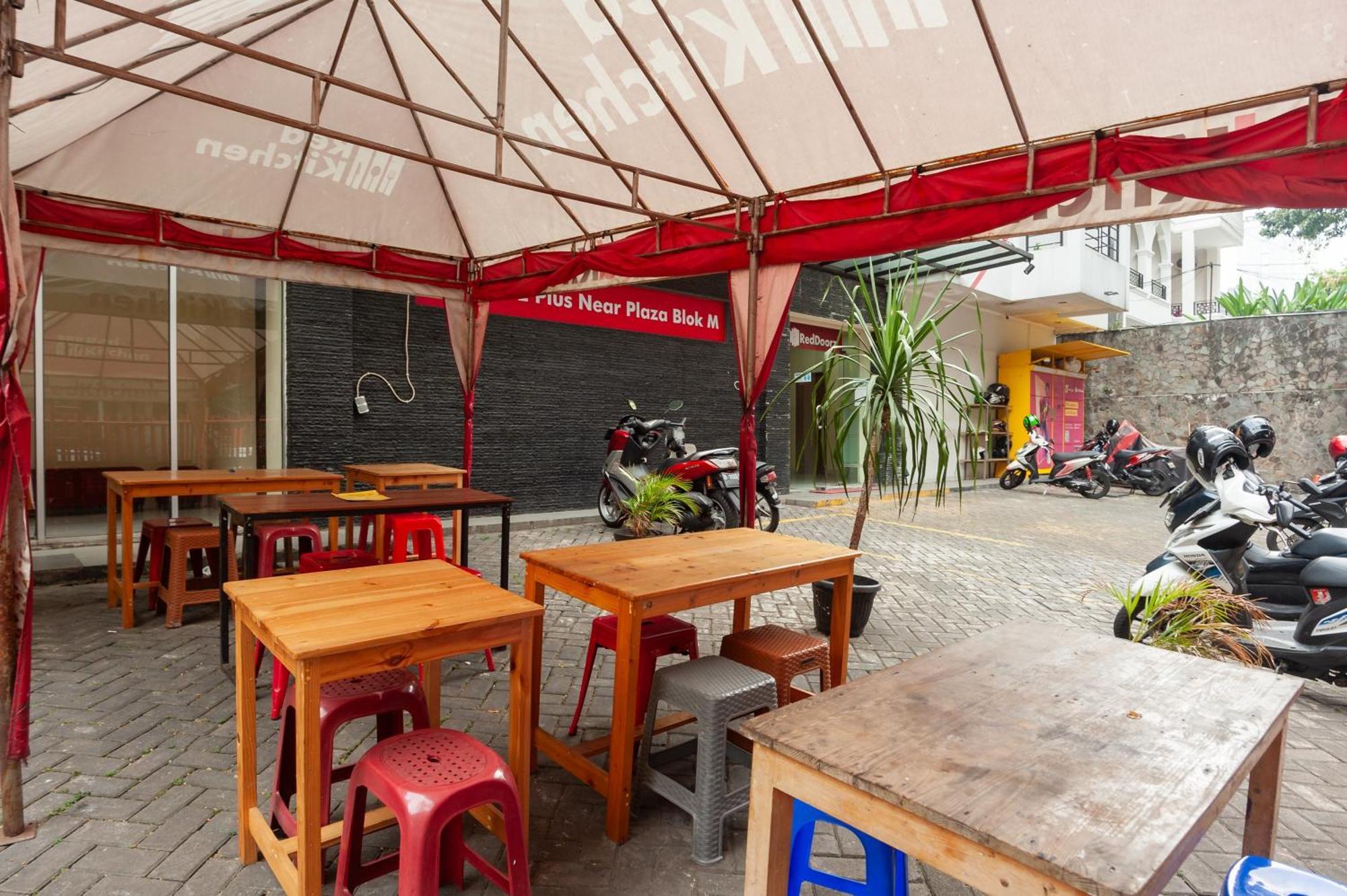 Reddoorz Plus Near Plaza Blok M Jakarta Kültér fotó